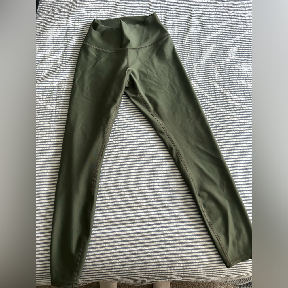 Alo yoga green airlift leggings.